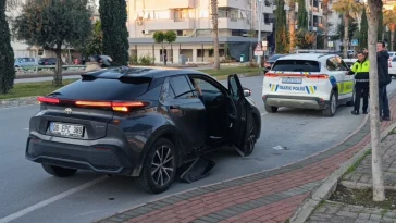 Antalya'da motosiklet ile otomobil çarpıştı: 2 yaralı