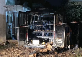 Antalya’da park halindeki minibüs alev alev yandı