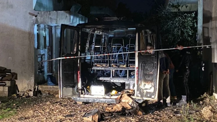 Antalya’da park halindeki minibüs alev alev yandı