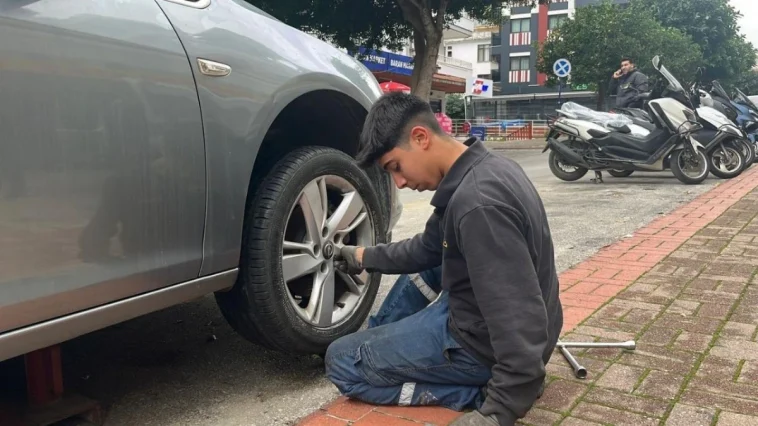 Antalya'da park halindeki yaklaşık 20 aracın lastikleri kesildi