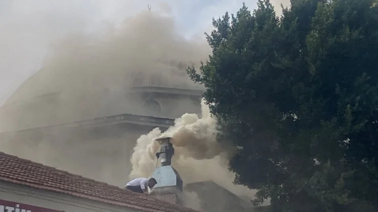 Antalya'da restoran bacasındaki yangın Kaleiçi'ni dumana boğdu