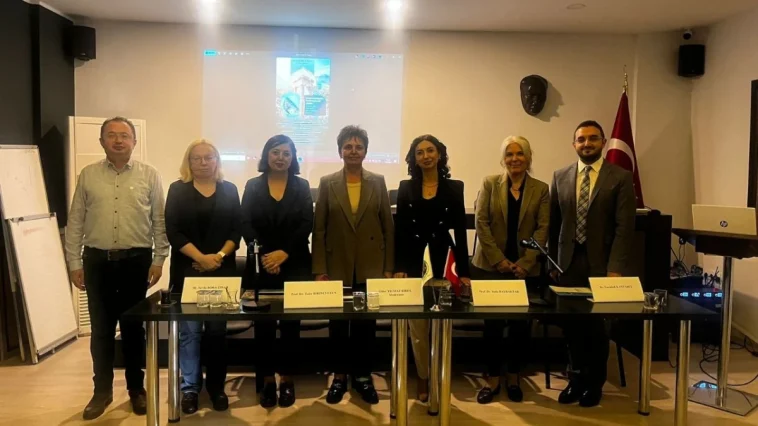 Antalya'da sosyal medyada kadına şiddet tartışıldı