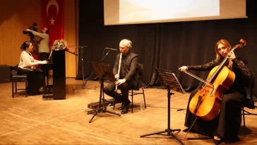 Antalyalı müzikseverler 'Zefir Zamanı' konseriyle coştu