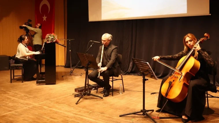 Antalyalı müzikseverler 'Zefir Zamanı' konseriyle coştu