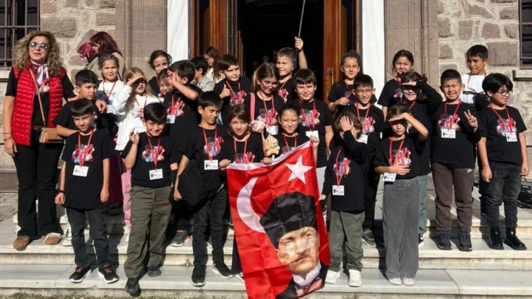 Antalyalı öğrenciler Ata'nın huzurunda