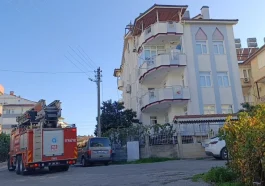 Apartman çatısındaki yangını patlayan su borusu söndürdü