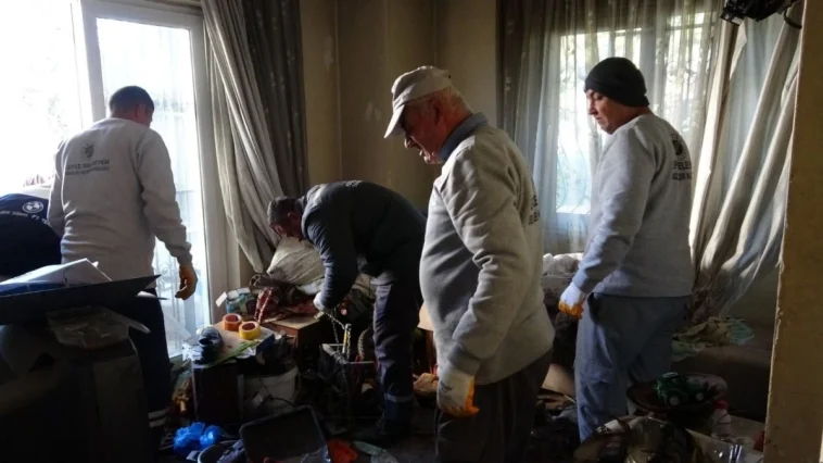 Apartman sakinleri başvurdu Kepez Belediyesi çöp evi temizledi