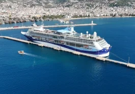 Bin 700 turistle gelen kruvaziyer Alanya’ya demir attı