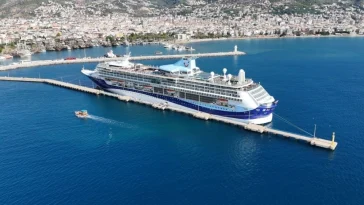 Bin 700 turistle gelen kruvaziyer Alanya’ya demir attı