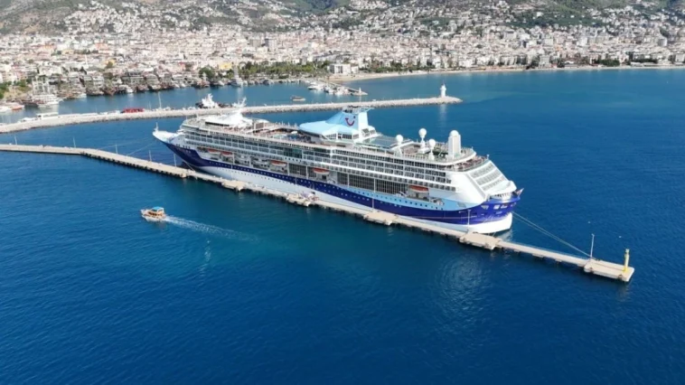 Bin 700 turistle gelen kruvaziyer Alanya’ya demir attı