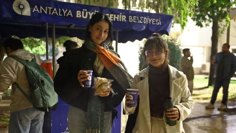 Büyükşehir’den öğrencilere sıcak çorba ikramı