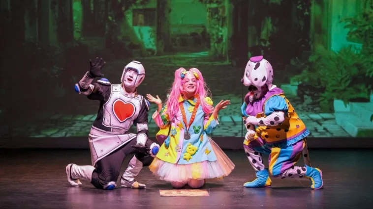 'Dino Ormanı' ile miniklerin neşeli sesleri sahneyi doldurdu