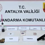 Döşemealtı'nda uyuşturucu operasyonu 4 kişi yakalandı
