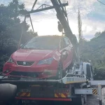 DSİ borusu patladı, otomobil bahçeye sürüklendi