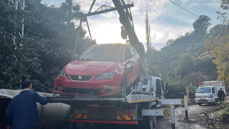 DSİ borusu patladı, otomobil bahçeye sürüklendi