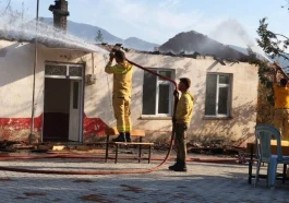 Eski okul yangında kül oldu