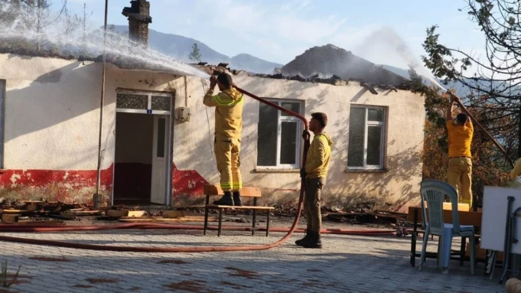 Eski okul yangında kül oldu