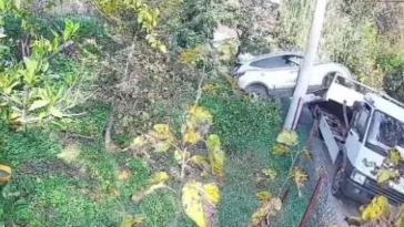 Geri viteste unutulan araç bahçeye uçtu