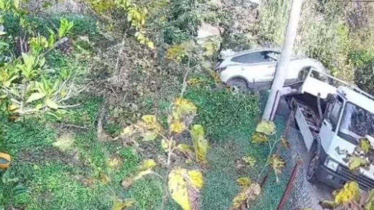 Geri viteste unutulan araç bahçeye uçtu