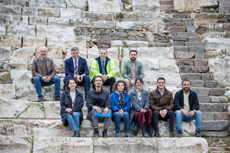 SMYRNA TİYATROSU GÜN YÜZÜNE ÇIKIYOR