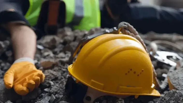 İnşaatta çalışan işçi, 3 metreden düşerek ağır yaralandı