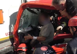 Kamyonet TIR'a çarptı: 3 yaralı