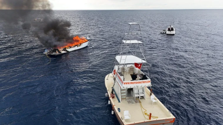 Kaş'ta lüks tekne alev alev yandı