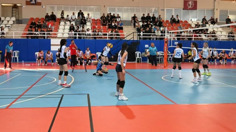 Kemer Belediye voleybolcuları galibiyetle başladı