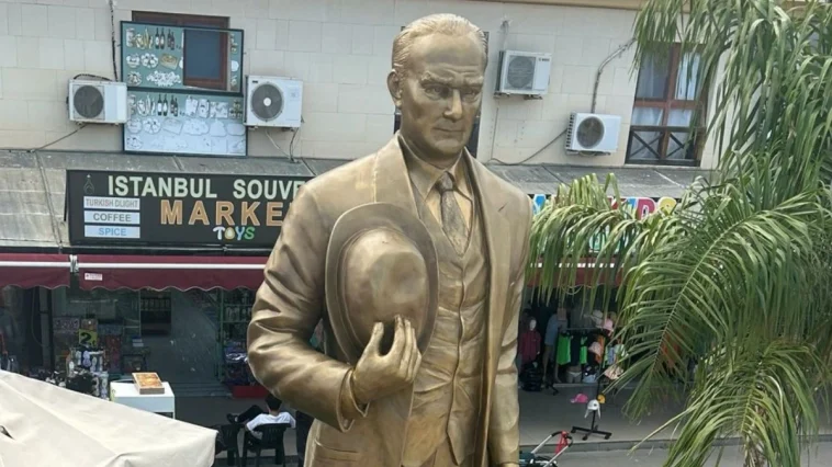 Kemer'de Atatürk heykeli restore edildi