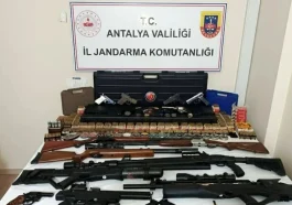 Kemer’de evde silah deposu bulundu