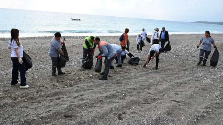 Kemer’de sahiller gönüllülerle temizlendi