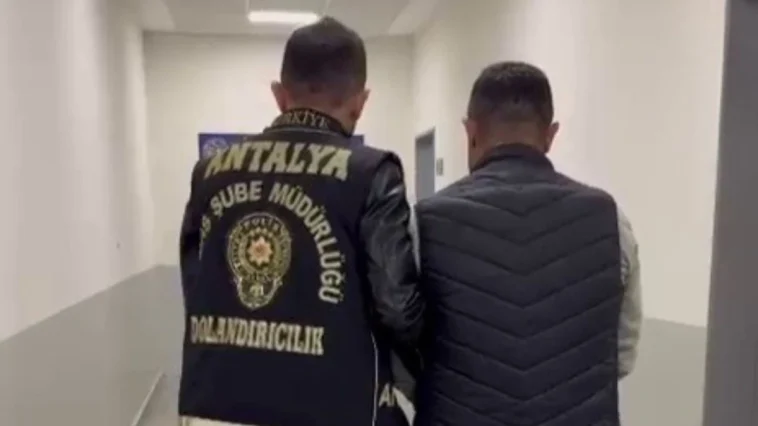 Kendisini polis olarak tanıtan dolandırıcı tutuklandı