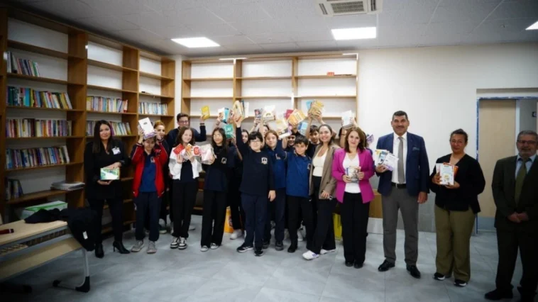 Konyaaltı'ndan okul kütüphanesine kitap desteği