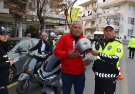 Korkuteli'nde motosiklet sürücülerine kask dağıtıldı