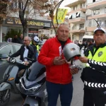 Korkuteli'nde motosiklet sürücülerine kask dağıtıldı
