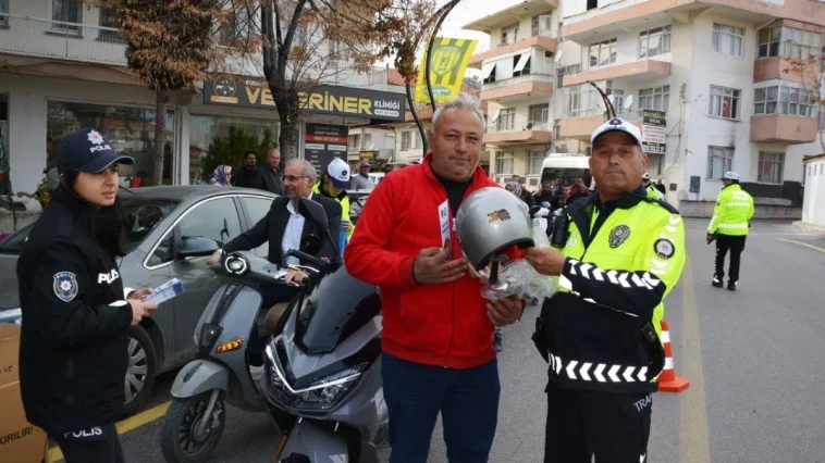 Korkuteli'nde motosiklet sürücülerine kask dağıtıldı