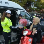 Korkuteli'nde hediye kask dağıttılar