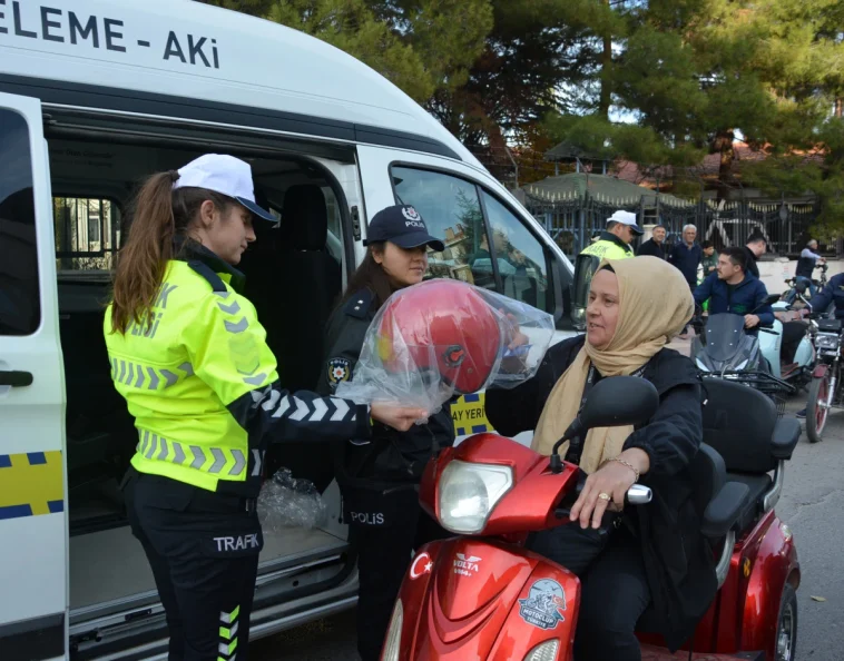 Korkuteli'nde hediye kask dağıttılar
