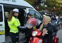 Korkuteli'nde hediye kask dağıttılar