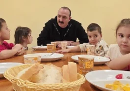 Kotan miniklerle oyunlar oynadı