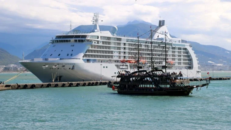 Kruvaziyerle 677 turist Alanya’ya geldi