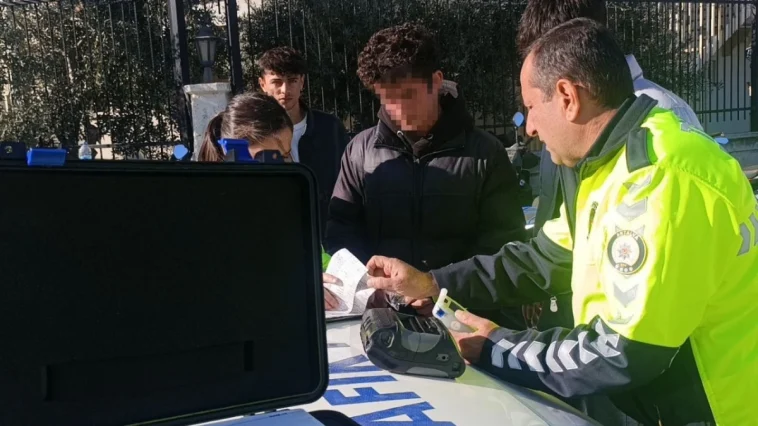 Küçük kıza çarpıp kaçtı, yüz metre ileride polise yakalandı