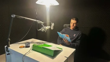 Liseliler görme engelliler için sesli kitap üretiyor