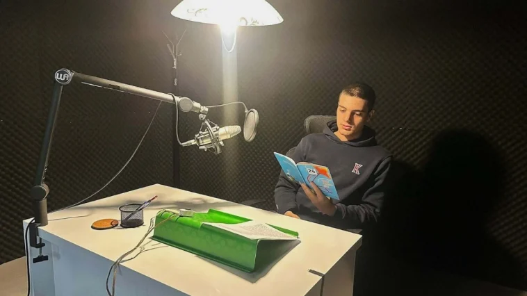 Liseliler görme engelliler için sesli kitap üretiyor