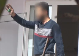 Madde bağımlısı balkonu ateşe verdi, polis güçlükle zapt etti