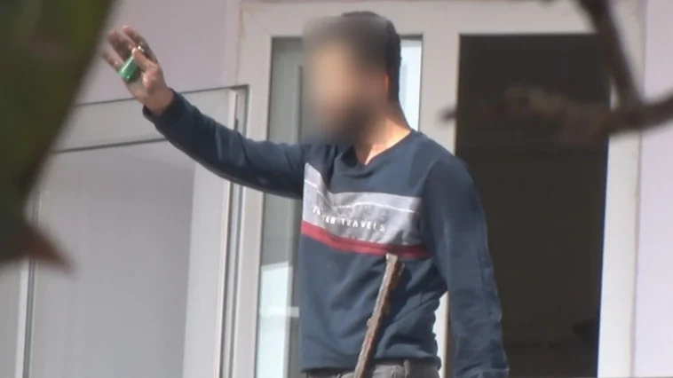 Madde bağımlısı balkonu ateşe verdi, polis güçlükle zapt etti