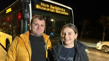 Mahallenin eğlencesi sarı otobüs