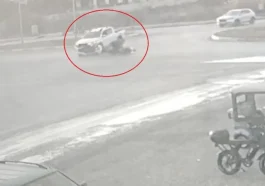 Manavgat’ta kamyonetle çarpışan motosiklet sürücüsü metrelerce sürüklendi