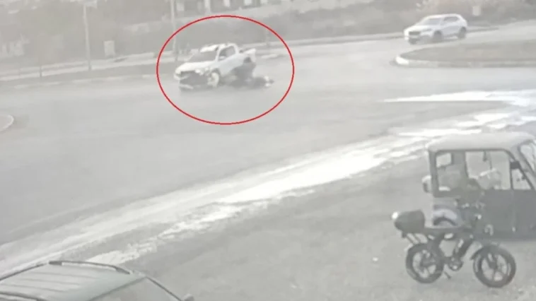 Manavgat’ta kamyonetle çarpışan motosiklet sürücüsü metrelerce sürüklendi