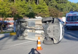 Manavgat'ta park halindeki araçlara çarpan otomobil yan yattı